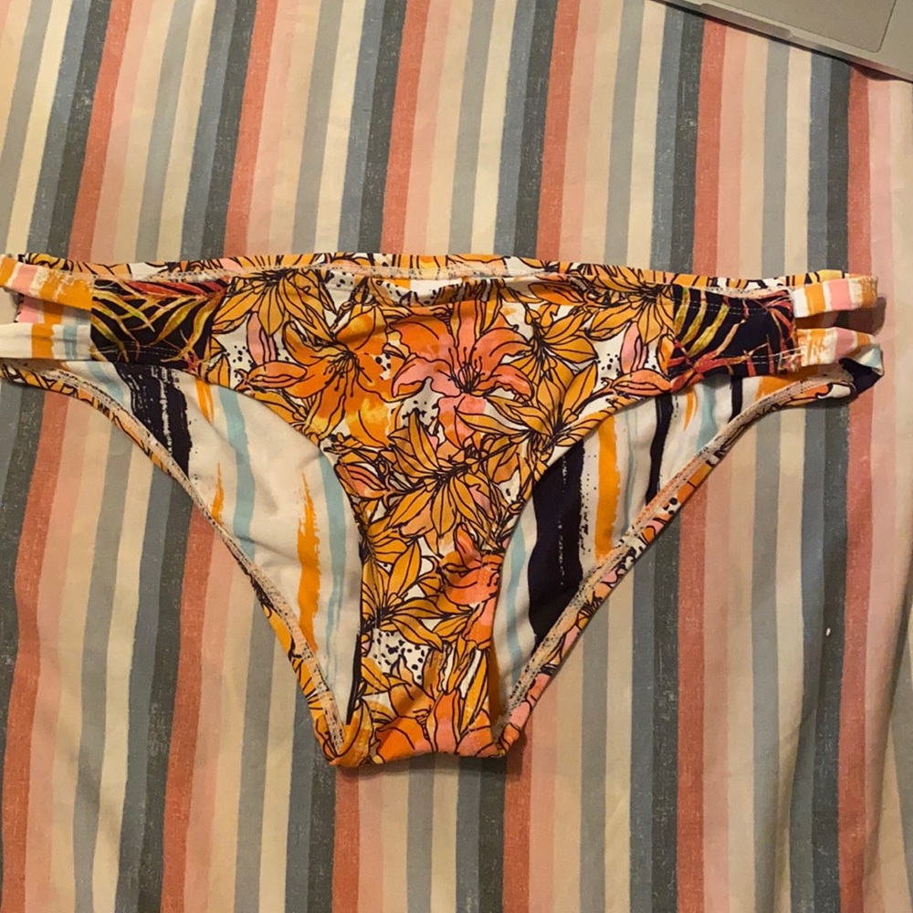 NWOT Floral/Rainbow Reversible Swim Bottoms Size M